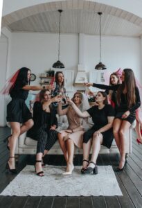 groupe de femmes assises sur un sol blanc