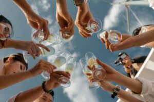 des personnes tenant des bouteilles en verre transparent pendant la journée
