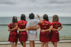 mariées et demoiselles d'honneur regardant vers l'arrière